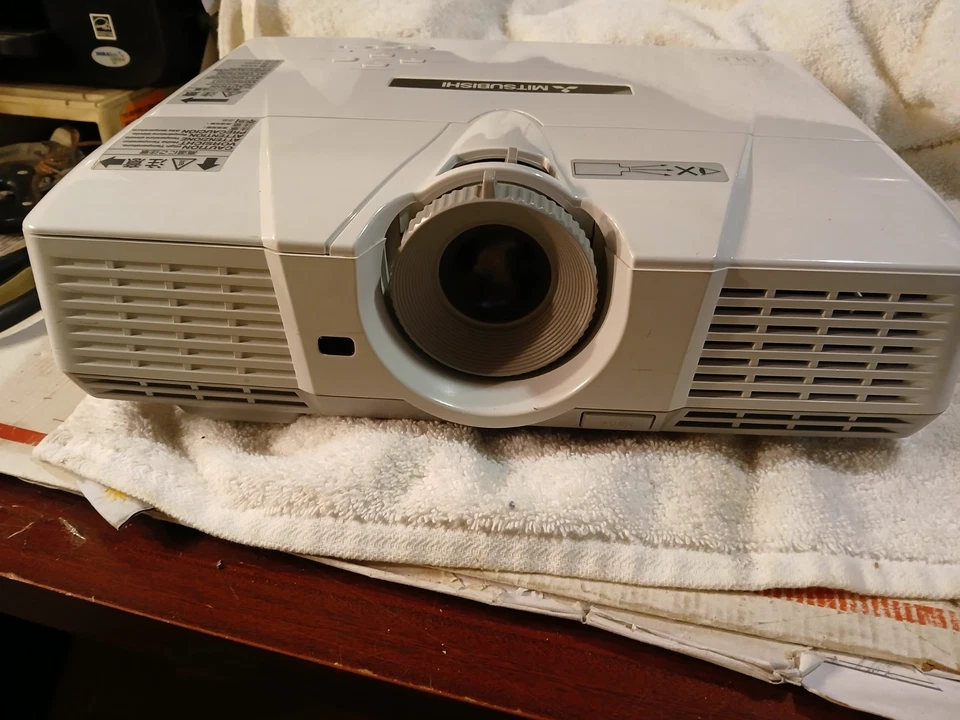 Mitsubishi XD500U DLP Projector - Image 1 of 4