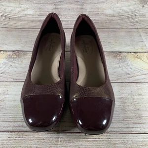 Clarks donna taglia 8 Chartli Diva bordeaux pelle punta vernice tacco bloccato pompa - Foto 1 di 11