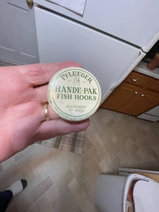 Vintage Pflueger Hande-Pak Fish Hooks Tin w/Hooks No. 4005 - Picture 1 of 5