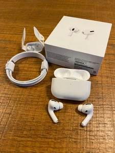 Apple AirPods Pro mit MagSafe Charging Case - kabelloses Ladecase - Weiß - Bild 1 von 6
