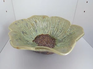 ARTE ALFARERÍA Cuenco en forma de flor verde, marrón y dorado marcado 'D' 8" diámetro - Imagen 1 de 6