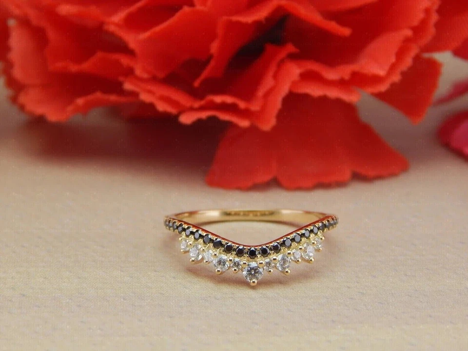 Anillo banda curva de diamantes negros simulados de corte redondo de 1 quilate enchapado en oro amarillo de 14 K Foto 1 de 4