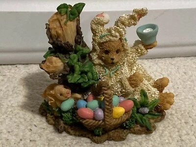 Figura de oso de cerámica antropomórfica como conejito de Pascua con cesta de huevos de Pascua  Foto 1 de 4