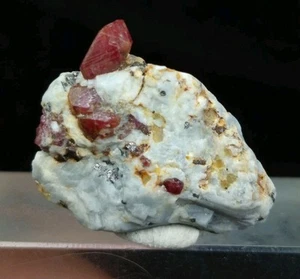 Cristales fluorescentes de rubí de tamaño pequeño estéticos de 22 quilates en matriz - Afganistán - Imagen 1 de 17