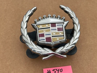Cadillac Deville Concours 1994-1996 OEM parrilla delantera emblema grande cromo #540 Foto 1 de 4