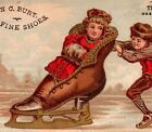 Homme patineur poussant femme en grande chaussure patin Edwin Burt chaussures Thomas Stillman NY
