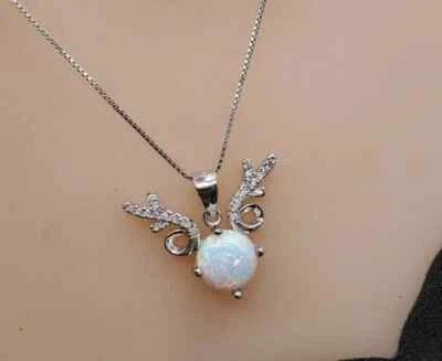 Collar colgante redondo de ópalo de fuego simulado de 2,00 quilates enchapado en oro blanco de 14 k Foto 1 de 4