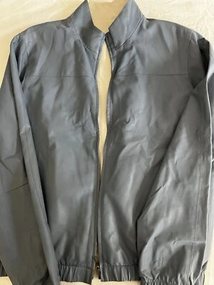 Precio de venta sugerido por el fabricante $6,950 Loro Piana Bomber Windlea cuero reversible azul y marfil talla IT52 Foto 1 de 4