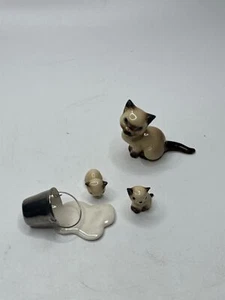 Juego de 4 estatuillas miniatura de gatitos siameses y leche derramada decoración linda - Imagen 1 de 4