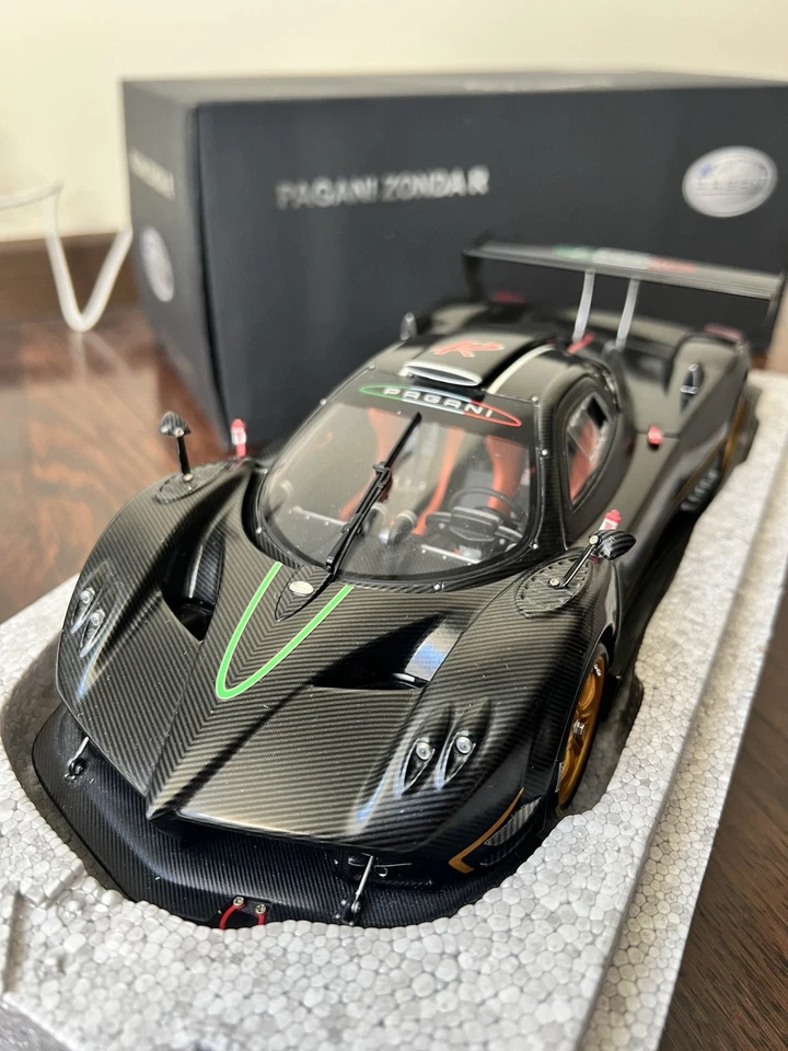 Pagani Zonda R Autoart Signature Carbon Fiber Pattern 78261 1:18 1/18 (2009) - Immagine 1 di 4