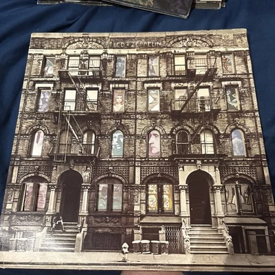 LED ZEPPELIN - PHYSICAL GRAFFITI  - 2LP VINYL RECORD  - SWANSONG SSK 89400 - Image 1 of 4