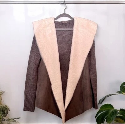 Suéter Mia & Tess. Com capuz. Pele sintética/camurça. Cinza e branco. Cardigã aberto. Tamanho P - Imagem 1 de 4