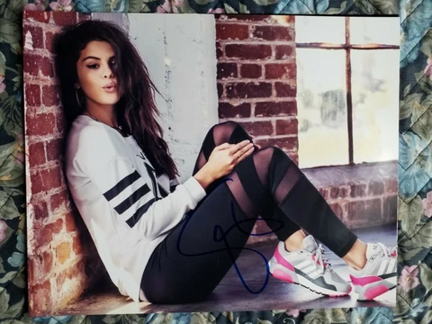 HOT SEXY SELENA GOMEZ SIGNED 8X10 PHOTO AUTHENTIC AUTOGRAPH Cover