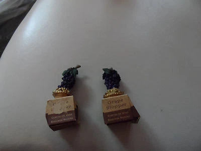 Juego de 2 tapones de botella de vino de corcho de uva pintados a mano Foto 1 de 4