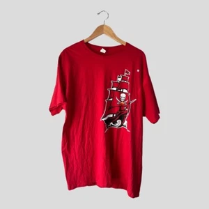 NEU TAMPA BAY BUCCANEERS Piratenschiff Absolut NFL Grafik T-Shirt rot Herren Gr. XL - Bild 1 von 3