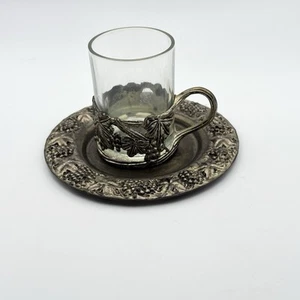 Tazza Bicchiere Espresso In Metallo Argento Filigrana Piccoli Fiori Peltro Porta Piattino - Foto 1 di 18