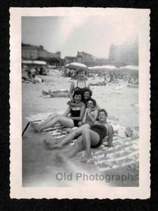 CITY BEACH 5 WOMEN GIRLFRIENDS SEXY SWIMSUIT SUNBATHING OLD/VINTAGE PHOTO- C278 - Picture 1 of 1
