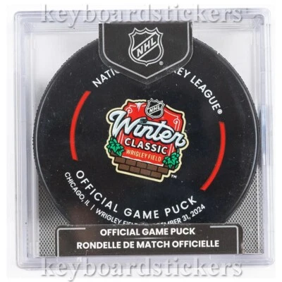 Disco de juego oficial clásico de invierno 2025 con cubo Chicago Blackhawks St. Louis Blues Foto 1 de 4