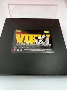 1996 Pinnacle Dennys Baseball WIE MAN Full Motion Hologramm Anleitungskarte ansieht - Bild 1 von 3