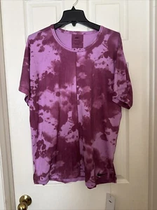 Camiseta de yoga de manga corta con estampado integral grande Nike Dri-FIT para hombre palo de rosa DX0922-653 - Imagen 1 de 9