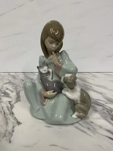 Lladro Figurine Cat Nap Girl Holding Sleeping Cat With Dog Figure 5640 - Picture 1 of 7