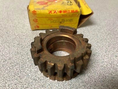 NOS 24351-18001 Genuine Suzuki TC305 / T305 20 tooth 5th Drive Gear E2324 Foto 1 de 4