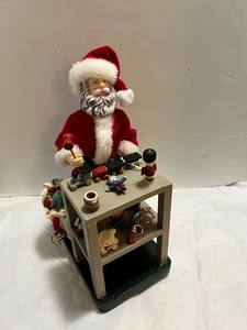 Escena navideña Navidad Papá Noel en juguete banco de trabajo musical 1990 en caja. - Imagen 1 de 6