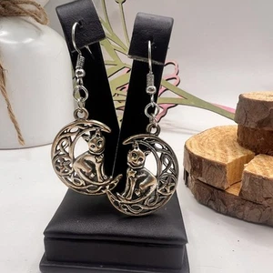 Keltischer Mond Katze silberfarbene Ohrhänger - Whimsigoth Fantasy Schmuck - Bild 1 von 6