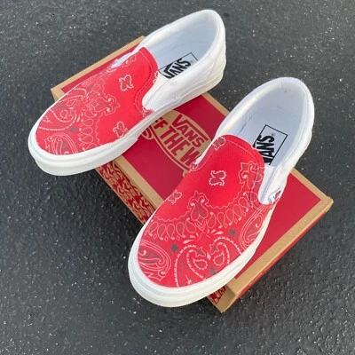 Zapatos sin cordones Vans personalizados con diseño de pañuelo rojo con diseño de cachemira en blanco Foto 1 de 4