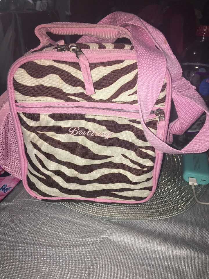 Bolsa de almuerzo Pottery Barn Kids rosa cebra personalizada “Bretaña” Foto 1 de 4