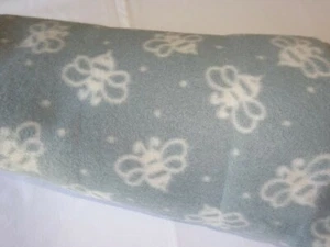 Fleece Überwurf/Decke neu, warm, weich, Bienendesign auf Silber großer Spaß. - Bild 1 von 3