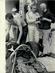 Photo N/B Du Pilote Automobile John Surtess Avec Mécaniciens - Picture 1 of 1
