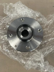 Toyota Aygo R/F Wheel Hub BRAND NEW OEM! 435110H010 - Picture 1 of 3