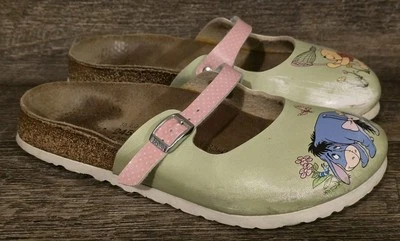女式 7 码 Birkenstock 迪士尼 Winnie Pooh & Eeyore 凉鞋......需要维修!! — 第 1/4 张图片