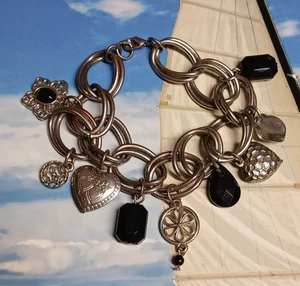 Monet silberfarbenes Kettengliederarmband mit 9 Charms, Edelsteinen, Herzen und Blume Design - Bild 1 von 11