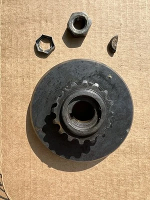Piñón de transmisión Bultaco Alpina 175 con tuerca y llave. 1972-1973 Foto 1 de 4