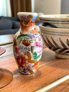 1920er chinesische Export handbemalte Mini Porzellan Vase mit gold vergoldeten Details 4" - Bild 1 von 12