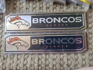 ONE Denver Broncos FANMATS NFL Auto NFL Truck Emblema 2" x 8 1/2" - Foto 1 di 5