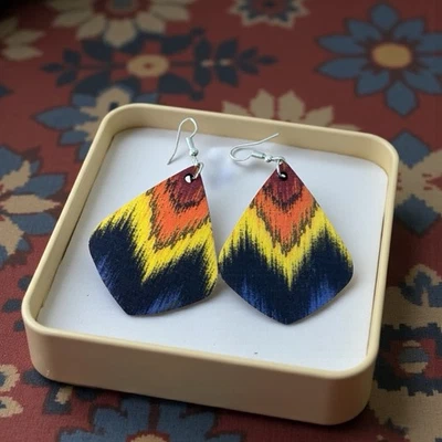 Vibrant Chevron Tie-Dye Earrings – Lightweight Wood Design - Изображение 1 из 4
