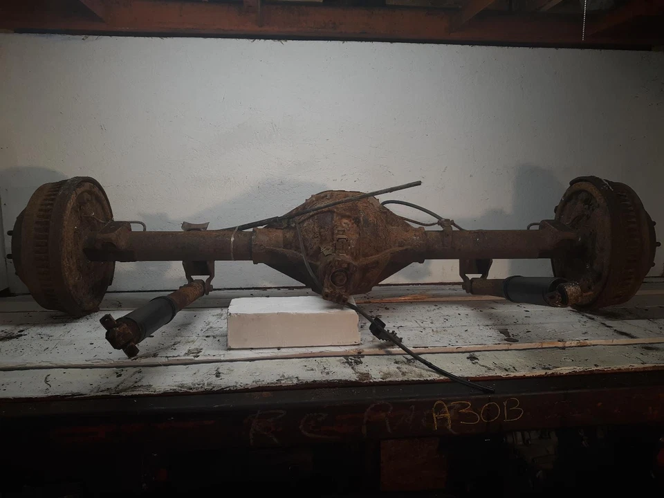 Used Rear Drive Axle Assembly fits: 2002 Chevrolet Express 2500 van semi-floatin Foto 1 de 4