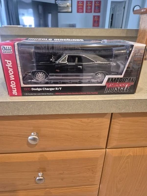自动世界 1970 道奇充电器 R/T 罕见黑色 1/18 Lim Ed 保护套 汽车下摆 Mag — 第 1/4 张图片