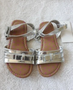 Neu mit Etikett Kleinkind Mädchen Piper Sandalen - silberfarben - Größe 7 - Bild 1 von 5