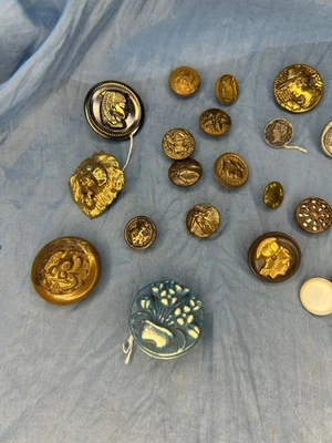 Lote de botones antiguos y vintage - metal, latón, militar, renacimiento griego, moldeado Foto 1 de 4