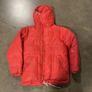 Chaqueta REI de Colección Para Hombres Pequeña Roja Puffer Expedition Plumón de Ganso Parka con Capucha Años 70 - Imagen 1 de 14