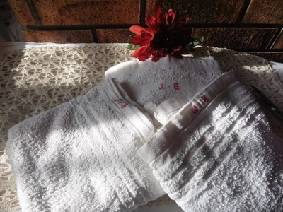 3 ANCIENNES SERVIETTES DE TOILETTE EN EPONGE COTON"JB"ROUGE - Photo 1/4