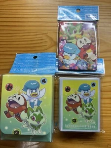 Juego de 3 Pokémon JCC Caja de Tarjetas, Mangas y Sobres Pokémon Center Nuevo - Imagen 1 de 5