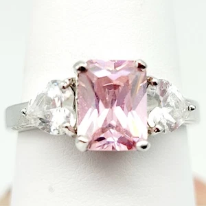 Größe 7 rosa smaragdgeschliffen kubischer Zirkonia Ring Herzen versilbertes Kupfer Neu ohne Etikett - Bild 1 von 9
