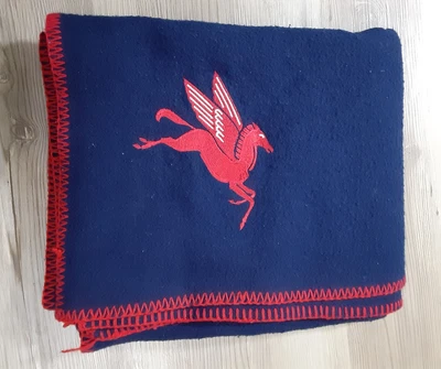 Manta de Colección Faribo Mobil 1 Logo Pegasus 56" x 46” Azul EE. UU. Foto 1 de 4