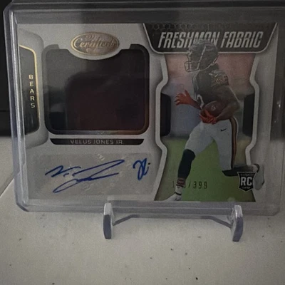 2022 Certified VELUS JONES Rookie Patch Auto Freshman Fabric Chicago Bears /399 - Image 1 of 2