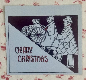 Tarjeta de felicitación vintage de la familia navideña de los años 20 caminando cuesta arriba con cochecito de bebé - Imagen 1 de 2